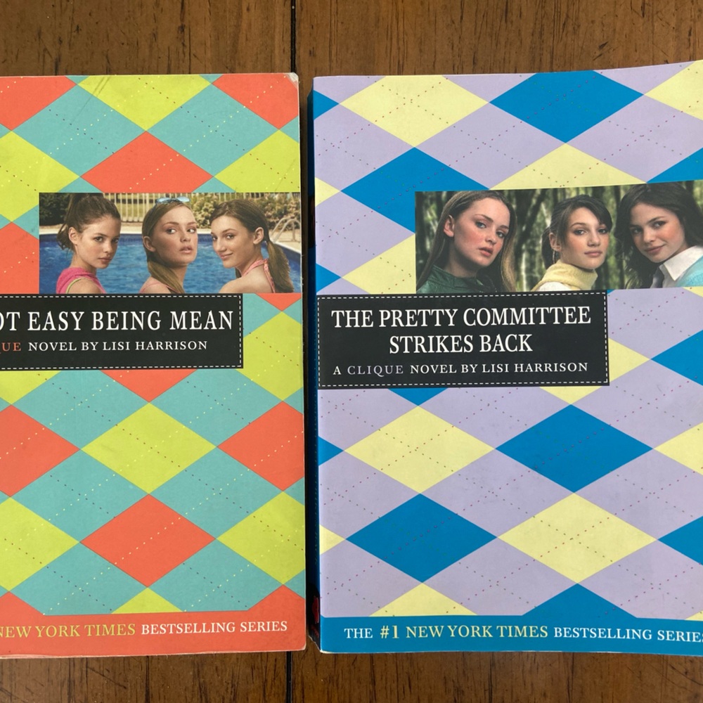 Set of 2 books of a clique novel by Lisi Harrison